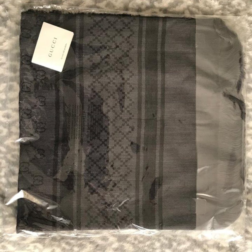 HP ❤️ Gucci Black Scialle Surviee 140x140 Gg Logo Scarf - Picture 7 of 9